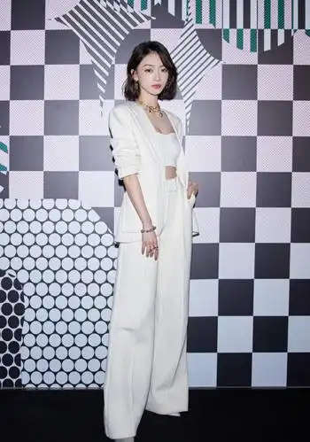 吴谨言写真身穿月光白抹胸套装气质优雅纯美动人