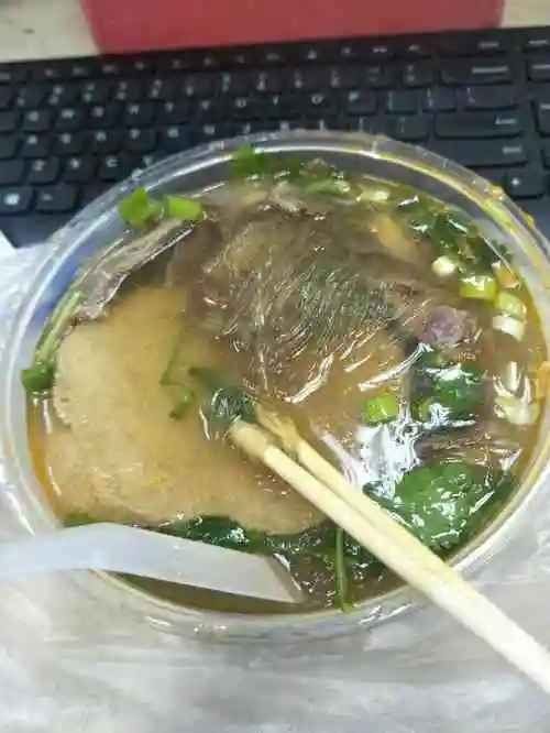 昨天晚上点的外卖,「牛肉粉丝汤」 「素鸡」,味道很好,我很喜欢吃牛肉