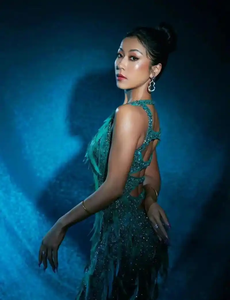 网友质疑白粉底太夸张,随后吉克隽逸个人账号表示"黑的白的姐都美"