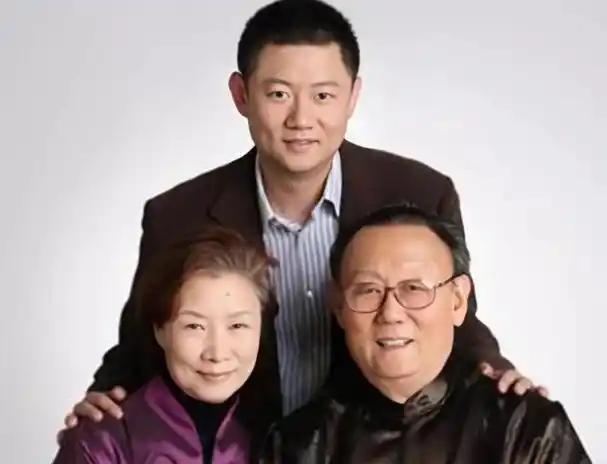 演员吕中嫁同学恩爱一生一双儿女事业有成儿媳让我暖心