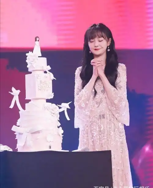 郑爽生日会重现"楚雨荨"真是满满的回忆杀._网易订阅