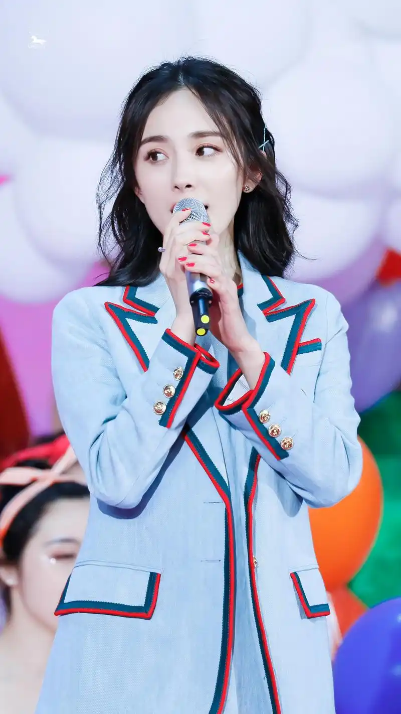 央视五四晚会,杨幂演唱《青春畅想》,不仅声甜人美,歌词也很正能量呢