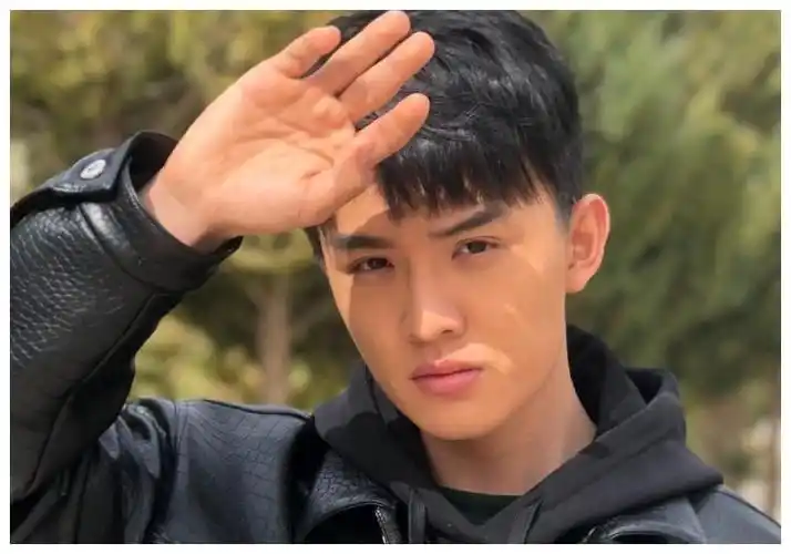 郑伟从小就进入演艺圈作为自己的专业他拥有更好的未来