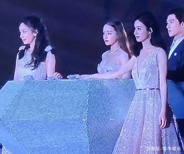 赵丽颖罕见同框杨幂离开滤镜的两人谁输谁赢一目了然