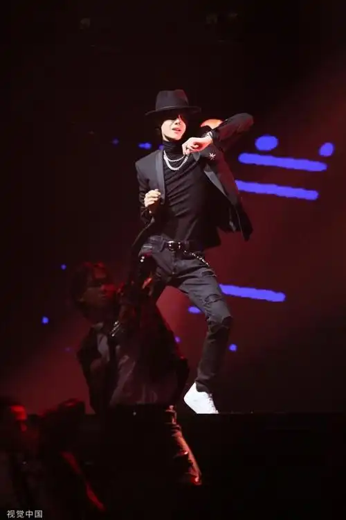 组图:王一博穿黑色西装酷帅有型 跳超a舞蹈引全场尖叫
