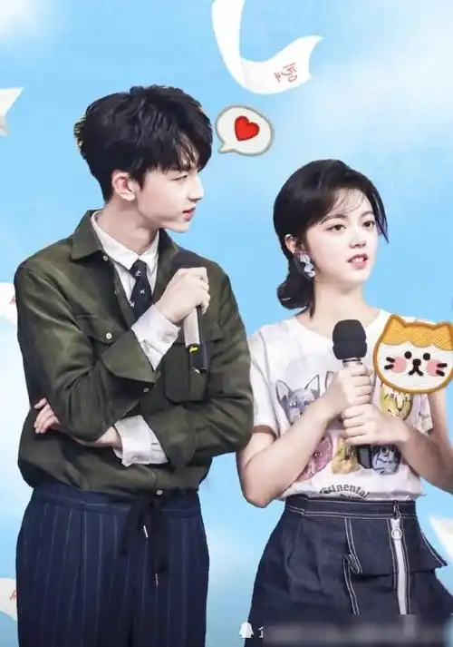 赵今麦和郭俊辰拥抱,谁注意到男生的手了,这也太暖了吧