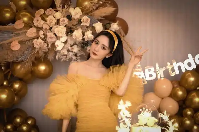 杨幂生日写真照
