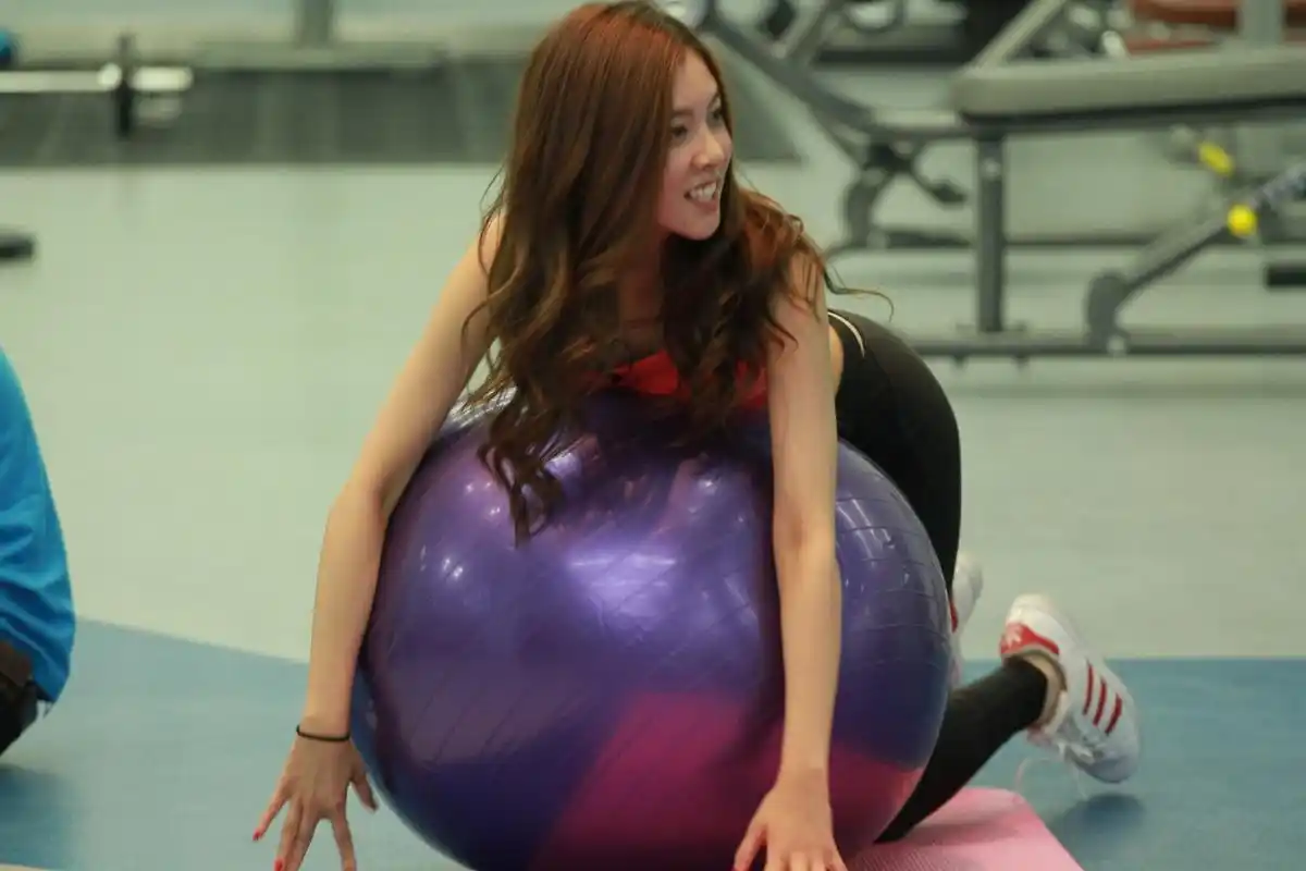 近日,有粉丝在社交媒体上投稿了一组宋妍霏在健身过程中的剧照,引起了