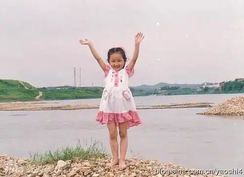 周笔畅穿裙子童年萌照 小丸子头爱踢球似假小子(组图)