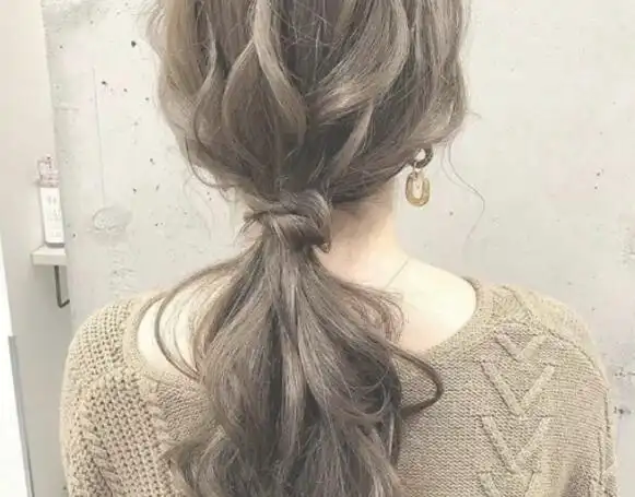 她把头发扎成了低位风格的卷发马尾发型,这样的卷发马尾发型扎起来是