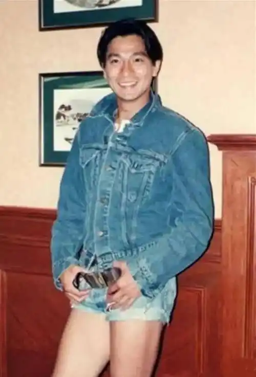 90年代"明星"妈妈,男明星异样的穿搭,丝袜两姐妹,用图逛历史_短裤