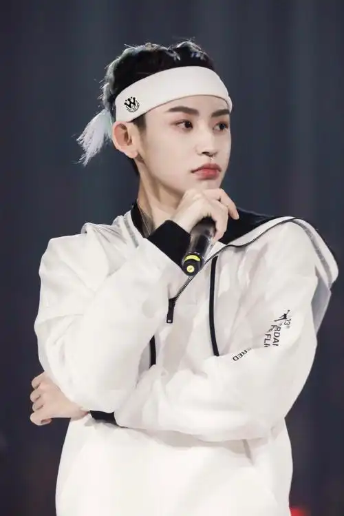 小鬼王琳凯超话04#小鬼拳击辫#小琳～好可爱～可爱可爱～@小鬼