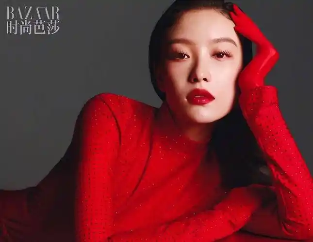 倪妮登《时尚芭莎》开年刊封面,穿黑红吊带抹胸性感撩人,太美!