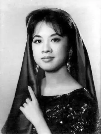 p>钟情(1933年6月12日-),出生于1933年,一说1932年.