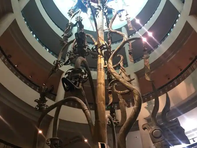 这是三星堆博物馆的镇馆之宝通天神树,刀是它的叶子,尖的是它的果实.