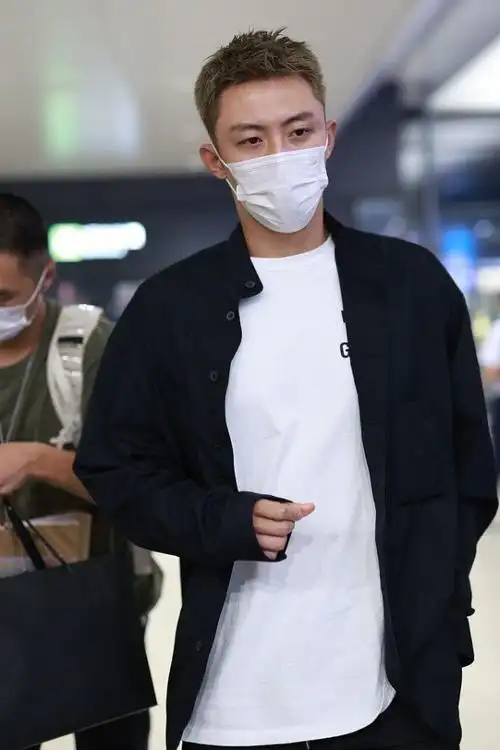 黄景瑜这发色看着有点太个性虽然颜色很新潮但他染的有点显老