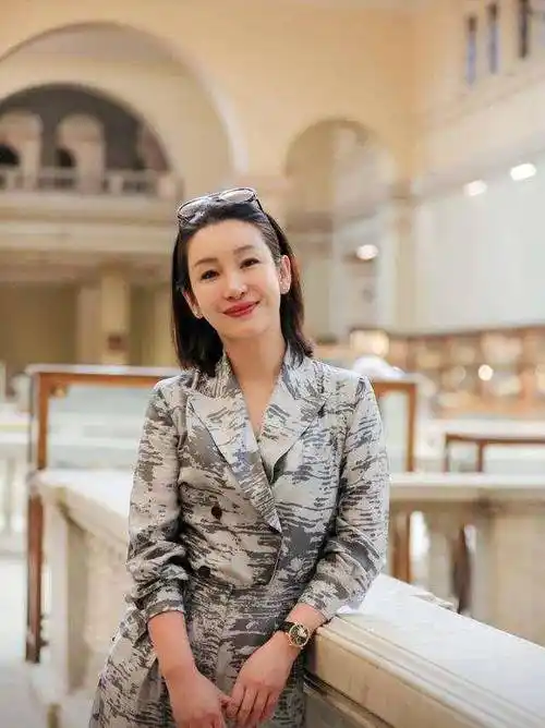 拿到影后却被嘲丑长时间没工作的秦海璐只好放弃演戏当白领