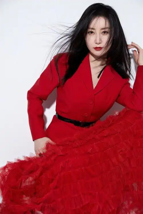 舒畅元宵节晒写真,红色纱裙西装混搭超喜庆,容颜俏丽精致迷人