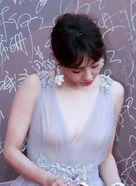 白百何出席开幕式,秀事业线,网友评论:真敢穿啊