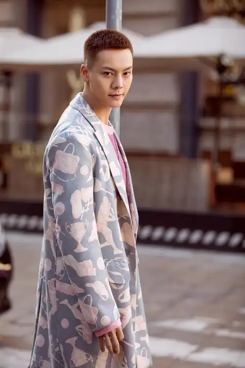 陈伟霆与米兰街头"意外会晤" 格调随心帅气十足