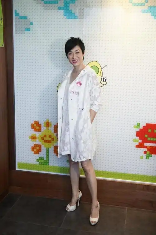 53岁陈法蓉无滤镜太真实,穿白色蕾丝裙配外套,这状态说30岁都信