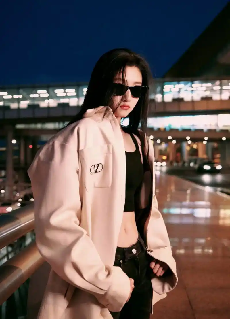 关晓彤# 露腰衬衫外套街拍,墨镜配黑色吊带,酷感十足