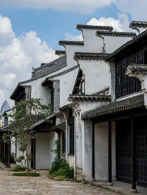江南古镇与现代建筑交辉相映