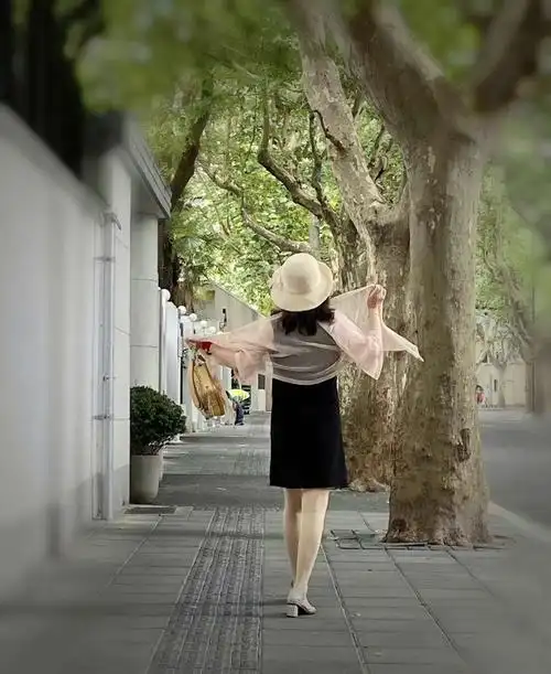 优雅背影,漫步小道!