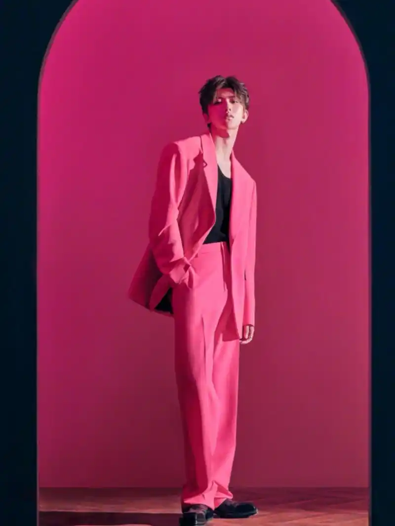 男星穿粉色西装,蔡徐坤痞帅,鹿晗可爱,朱一龙霸气