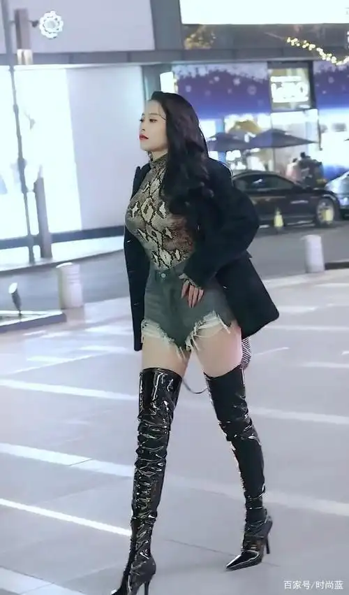 过膝长靴搭牛仔短裤真有趣,穿出了女人的小高傲