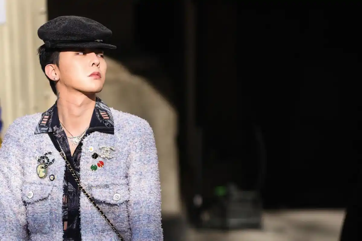 权志龙穿潮装出席活动小香风时尚新潮生图也有沧桑感