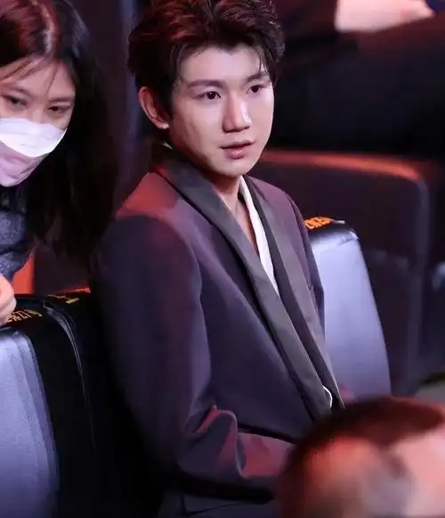 明明长相普通非要被捧成绝世男神求求了别再尬吹了