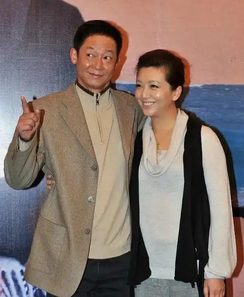 56岁王志文和55岁江珊再同框,二人发福严重皱纹明显,全靠气质撑|西装