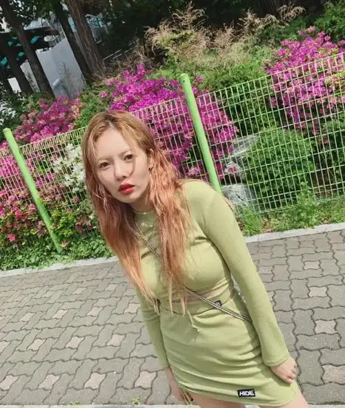 金泫雅的照片是男朋友拍的吧,绿色套装显得皮肤好白,身材真好