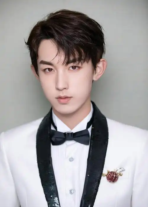 郭俊辰黑白西装 尽显儒雅绅士魅力