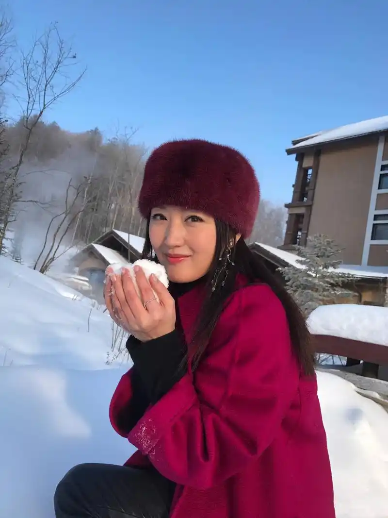 杨钰莹晒长白山旅游照,穿棉服躺雪地里凹造型,48岁美成了洋娃娃