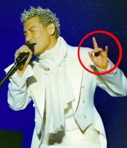 歌手唱歌的"招牌动作",费玉清经典,张学友妩媚