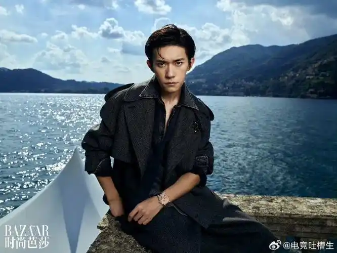 快把易烊千玺弹琴花絮放出来##易烊千玺大背头风衣造型好a