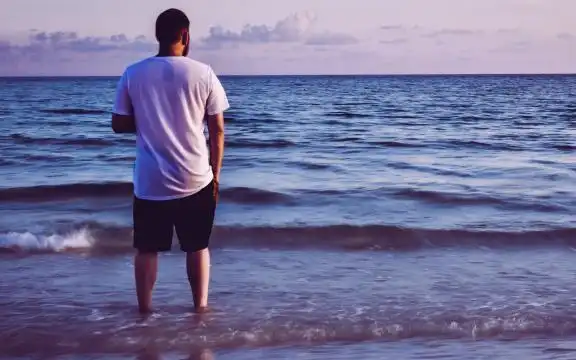 一个人面朝大海的背影,高清壁纸,图片,时光记忆-回车桌面