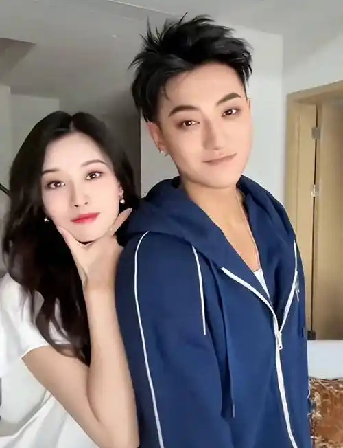 徐艺洋产子?黄子韬喜当爹!直播脱口,没瞒住