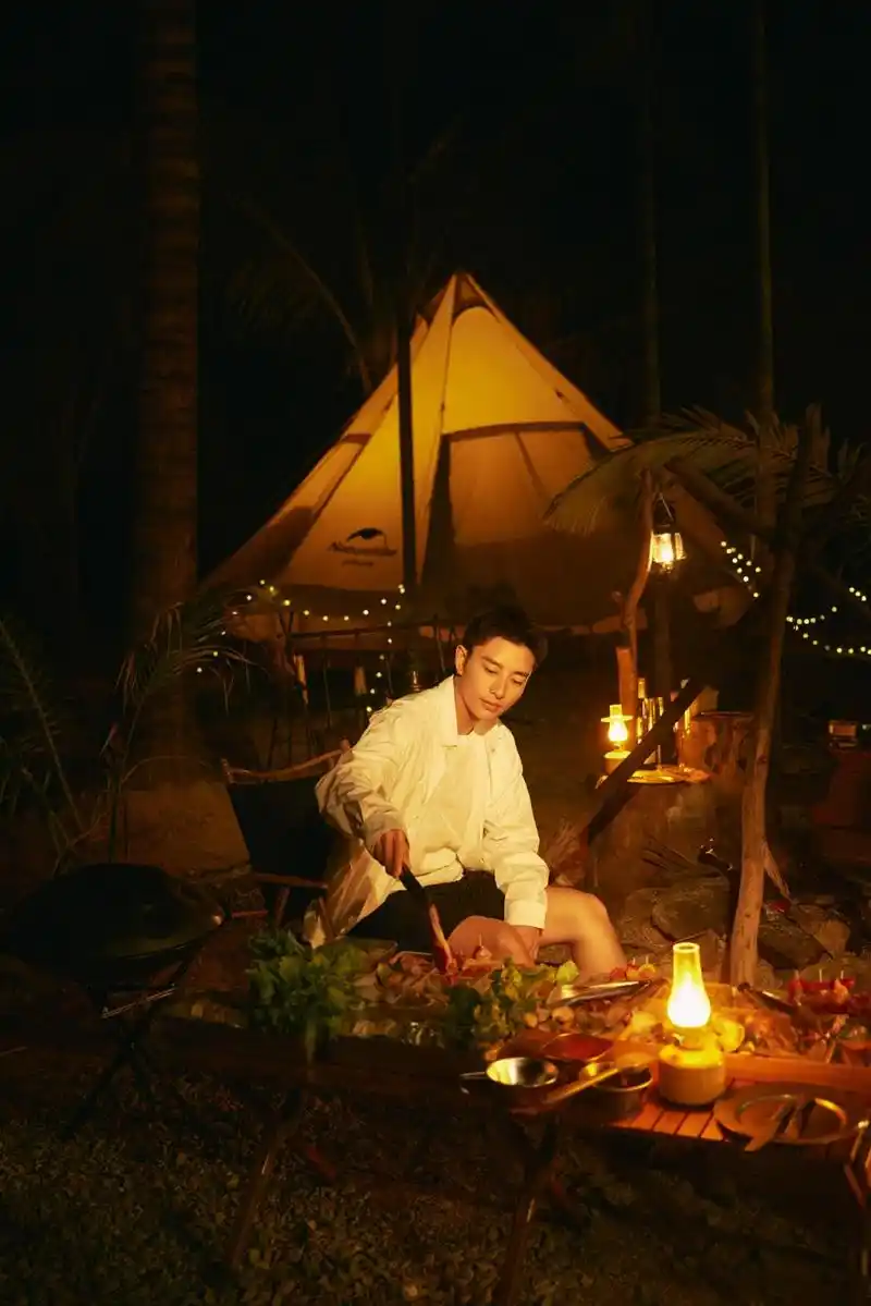 组图:贾乃亮38岁生日写真释出 赤脚泛舟湖上轻松惬意