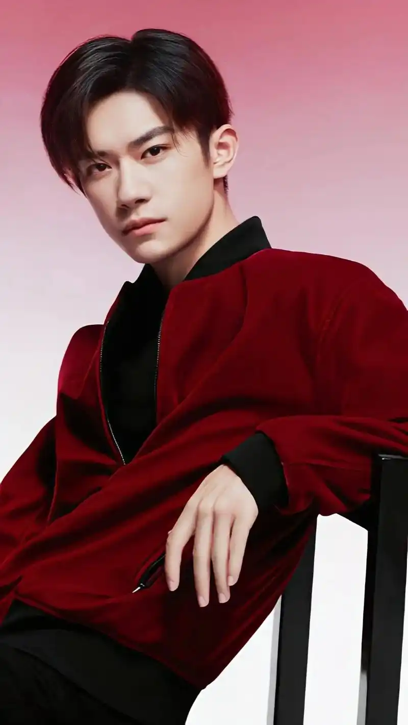 我觉得他的表情好像在说:来啊…… #壁纸 #易烊千玺 - 抖音