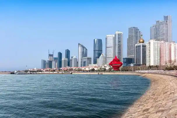 青岛因五四运动闻名,五四广场打卡不能错过"五月的风"30米雕塑