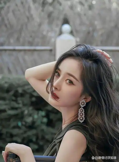 杨幂最新写真出炉,网友直呼年轻了二十岁