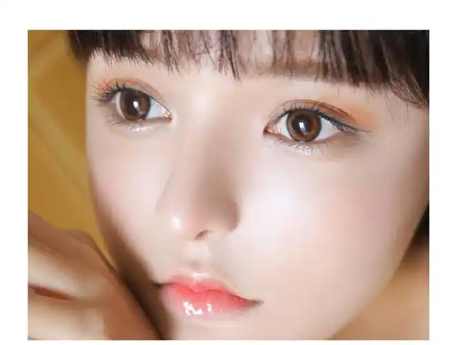 白嫩美女大眼红唇清新性感写真