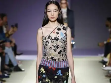 超模孙菲菲纽约压轴走秀连摔三脚,难道真是地板惹的祸?