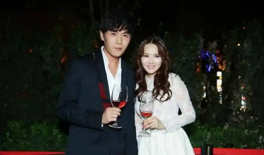 有人说"作精"伊能静跑来内地吃嫩草,有人说秦昊搭上一个过气女明星