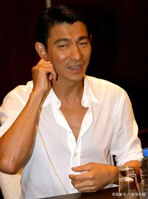 刘德华12年前旧照曝光穿半透明衬衫微露胸膛男人味十足