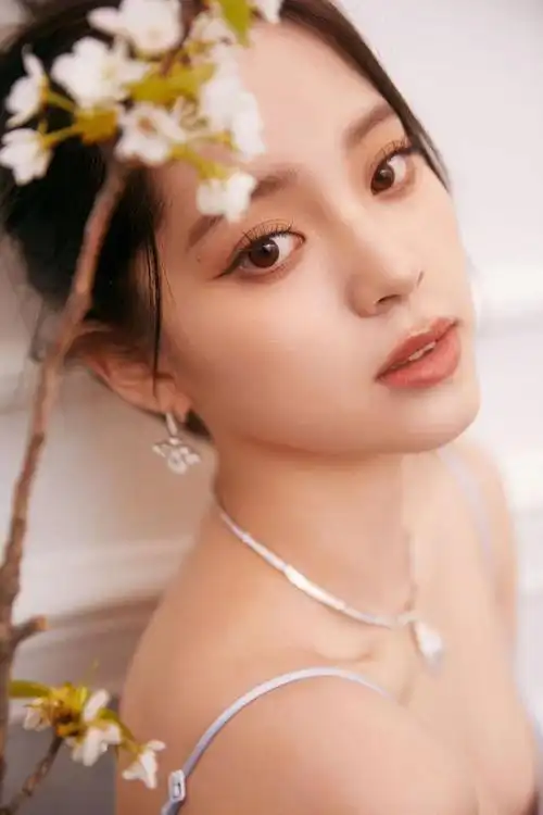 但是,没关系!欧阳娜娜穿浅蓝色吊带抹胸裙来了,造型真是令人惊艳.