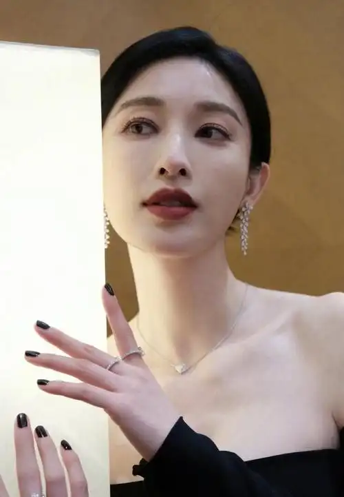 张俪穿黑色一字肩礼服港风十足